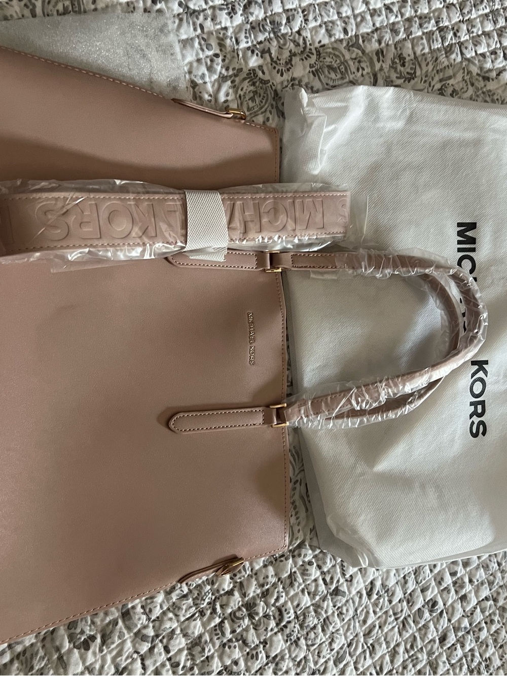 Michael Kors Pale Pink Leather Tote with Gold Hardware comes with dust bag and p - Picture 2 of 4